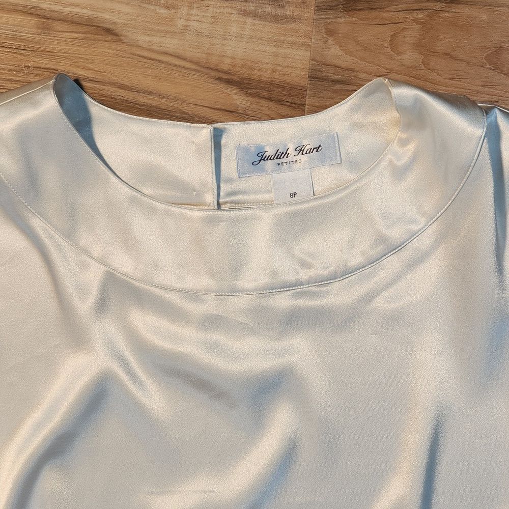 🔹️Judith Hart Cream Satin Fitted Short Sleeve Top Petite 8 - Picture 3 of 8